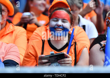 Valenciennes, France. 15 Juin, 2019 femme Hollandfan. avec la peinture du visage, 15.06.2019, Valenciennes (France), Football, Coupe du Monde féminine de la FIFA 2019, Pays-Bas - Cameroun, la réglementation de la fifa d'INTERDIRE TOUTE UTILISATION DES PHOTOGRAPHIES COMME DES SÉQUENCES D'IMAGES ET/OU QUASI VIDÉO. Utilisation dans le monde entier | Credit : dpa/Alamy Live News Banque D'Images