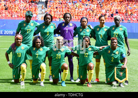 Valenciennes, France. 15 Juin, 2019. Photo de l'équipe du Cameroun, 15.06.2019, Valenciennes (France), Football, Coupe du Monde féminine de la FIFA 2019, Pays-Bas - Cameroun, la réglementation de la fifa d'INTERDIRE TOUTE UTILISATION DES PHOTOGRAPHIES COMME DES SÉQUENCES D'IMAGES ET/OU QUASI VIDÉO. Utilisation dans le monde entier | Credit : dpa/Alamy Live News Banque D'Images