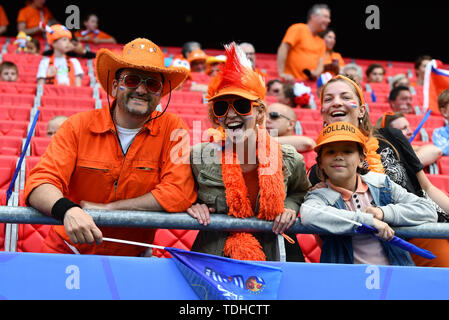 Valenciennes, France. 15 Juin, 2019. Dutch fans, 15.06.2019, Valenciennes (France), Football, Coupe du Monde féminine de la FIFA 2019, Pays-Bas - Cameroun, la réglementation de la fifa d'INTERDIRE TOUTE UTILISATION DES PHOTOGRAPHIES COMME DES SÉQUENCES D'IMAGES ET/OU QUASI VIDÉO. Utilisation dans le monde entier | Credit : dpa/Alamy Live News Banque D'Images