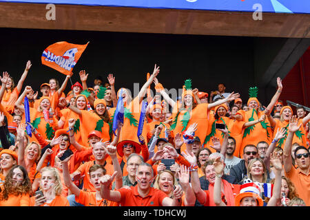 Valenciennes, France. 15 Juin, 2019 fans néerlandais déguisée. comme les carottes - Groupe, 15.06.2019, Valenciennes (France), Football, Coupe du Monde féminine de la FIFA 2019, Pays-Bas - Cameroun, la réglementation de la fifa d'INTERDIRE TOUTE UTILISATION DES PHOTOGRAPHIES COMME DES SÉQUENCES D'IMAGES ET/OU QUASI VIDÉO. Utilisation dans le monde entier | Credit : dpa/Alamy Live News Banque D'Images