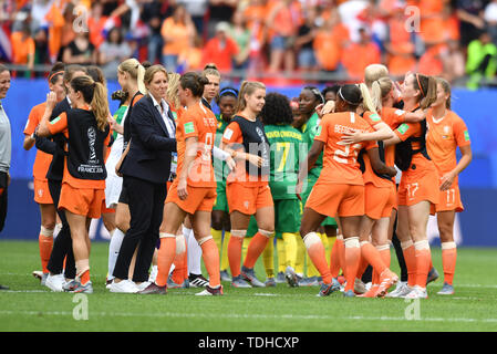 Valenciennes, France. 15 Juin, 2019. Pays-bas, Pays-Bas, les joueurs, après la victoire, 15.06.2019, Valenciennes (France), Football, Coupe du Monde féminine de la FIFA 2019, Pays-Bas - Cameroun, la réglementation de la fifa d'INTERDIRE TOUTE UTILISATION DES PHOTOGRAPHIES COMME DES SÉQUENCES D'IMAGES ET/OU QUASI VIDÉO. Utilisation dans le monde entier | Credit : dpa/Alamy Live News Banque D'Images