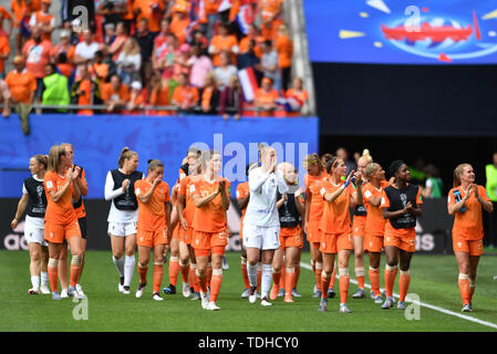 Valenciennes, France. 15 Juin, 2019. Les joueurs néerlandais remercier leurs fans, 15.06.2019, Valenciennes (France), Football, Coupe du Monde féminine de la FIFA 2019, Pays-Bas - Cameroun, la réglementation de la fifa d'INTERDIRE TOUTE UTILISATION DES PHOTOGRAPHIES COMME DES SÉQUENCES D'IMAGES ET/OU QUASI VIDÉO. Utilisation dans le monde entier | Credit : dpa/Alamy Live News Banque D'Images