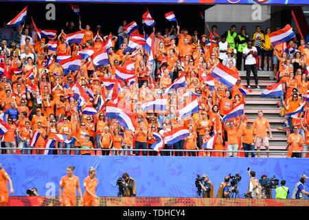 Valenciennes, France. 15 Juin, 2019. Jubilationn drapeau néerlandais fans - mer, 15.06.2019, Valenciennes (France), football, Coupe du Monde féminine de la FIFA 2019, Pays-Bas - Cameroun, la FIFA INTERDIT TOUTE UTILISATION DE PHOTOGRAPHIE COMME DES SÉQUENCES D'IMAGES ET/OU QUASI VIDÉO. Utilisation dans le monde entier | Credit : dpa/Alamy Live News Banque D'Images