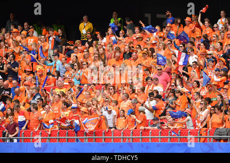 Valenciennes, France. 15 Juin, 2019. Dutch fans après le match, 15.06.2019, Valenciennes (France), Football, Coupe du Monde féminine de la FIFA 2019, Pays-Bas - Cameroun, la réglementation de la fifa d'INTERDIRE TOUTE UTILISATION DES PHOTOGRAPHIES COMME DES SÉQUENCES D'IMAGES ET/OU QUASI VIDÉO. Utilisation dans le monde entier | Credit : dpa/Alamy Live News Banque D'Images