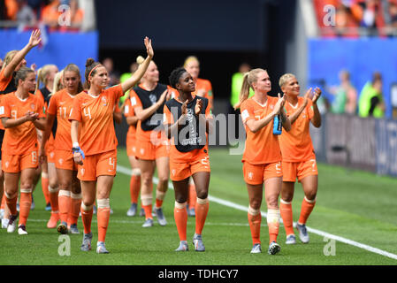 Valenciennes, France. 15 Juin, 2019. Les joueurs néerlandais remercier leurs fans, 15.06.2019, Valenciennes (France), Football, Coupe du Monde féminine de la FIFA 2019, Pays-Bas - Cameroun, la réglementation de la fifa d'INTERDIRE TOUTE UTILISATION DES PHOTOGRAPHIES COMME DES SÉQUENCES D'IMAGES ET/OU QUASI VIDÉO. Utilisation dans le monde entier | Credit : dpa/Alamy Live News Banque D'Images