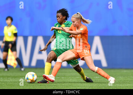 Valenciennes, France. 15 Juin, 2019. ^, 15.06.2019, Valenciennes (France), Football, Coupe du Monde féminine de la FIFA 2019, Pays-Bas - Cameroun, la réglementation de la fifa d'INTERDIRE TOUTE UTILISATION DES PHOTOGRAPHIES COMME DES SÉQUENCES D'IMAGES ET/OU QUASI VIDÉO. Utilisation dans le monde entier | Credit : dpa/Alamy Live News Banque D'Images