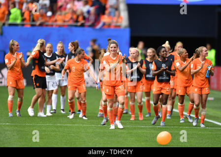 Valenciennes, France. 15 Juin, 2019. Les joueurs néerlandais remercier leurs fans, 15.06.2019, Valenciennes (France), Football, Coupe du Monde féminine de la FIFA 2019, Pays-Bas - Cameroun, la réglementation de la fifa d'INTERDIRE TOUTE UTILISATION DES PHOTOGRAPHIES COMME DES SÉQUENCES D'IMAGES ET/OU QUASI VIDÉO. Utilisation dans le monde entier | Credit : dpa/Alamy Live News Banque D'Images