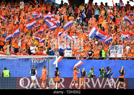 Valenciennes, France. 15 Juin, 2019. Les joueurs néerlandais remercier leurs fans, 15.06.2019, Valenciennes (France), Football, Coupe du Monde féminine de la FIFA 2019, Pays-Bas - Cameroun, la réglementation de la fifa d'INTERDIRE TOUTE UTILISATION DES PHOTOGRAPHIES COMME DES SÉQUENCES D'IMAGES ET/OU QUASI VIDÉO. Utilisation dans le monde entier | Credit : dpa/Alamy Live News Banque D'Images