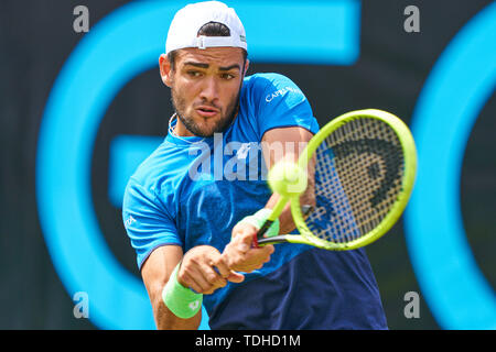 Stuttgart, Allemagne. 16 Juin, 2019. Matteo BERRETTINI (ITA) en action dans son match contre Felix AUGER-ALIASSIME (FRA) lors de la finale de l'ATP Tennis Mercedes Cup sur l'herbe à Stuttgart, le 16 juin 2019. Berrettini a gagné 6-4, 7-6 Crédit : Peter Schatz/Alamy Live News Banque D'Images