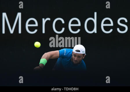 Stuttgart, Allemagne. 16 Juin, 2019. Tennis : ATP-Tour - Stuttgart, individu, hommes, finale : Auger-Aliassime (Canada) - Berrettini (Italie). Matteo Berrettini sert. Credit : Silas Stein/dpa/Alamy Live News Banque D'Images