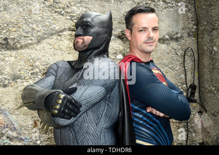 Munich, Allemagne. 15 Juin, 2019. Cosplayeuse de Batman et Superman à la 3e allemand Comic Con Munchen dans le zénith. Munich, 15.06.2019 | Conditions de crédit dans le monde entier : dpa/Alamy Live News Banque D'Images