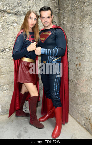 Supergirl et Superman Cosplayeuse à la 3e allemand Comic Con Munchen dans le zénith. Munich, 15.06.2019 | Le monde d'utilisation Banque D'Images