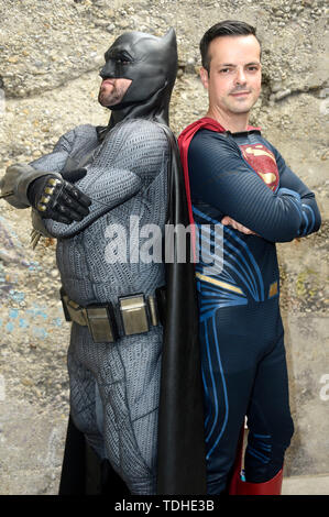 Cosplayeuse de Batman et Superman à la 3e allemand Comic Con Munchen dans le zénith. Munich, 15.06.2019 | Le monde d'utilisation Banque D'Images