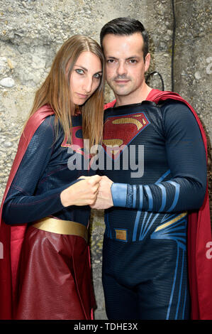 Supergirl et Superman Cosplayeuse à la 3e allemand Comic Con Munchen dans le zénith. Munich, 15.06.2019 | Le monde d'utilisation Banque D'Images