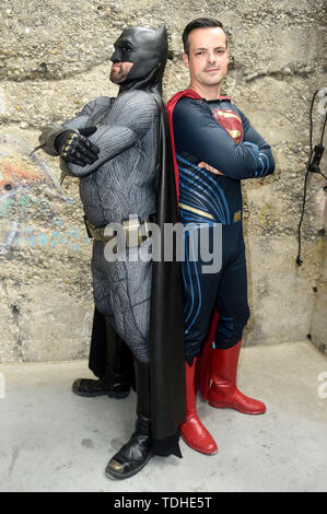 Cosplayeuse de Batman et Superman à la 3e allemand Comic Con Munchen dans le zénith. Munich, 15.06.2019 | Le monde d'utilisation Banque D'Images