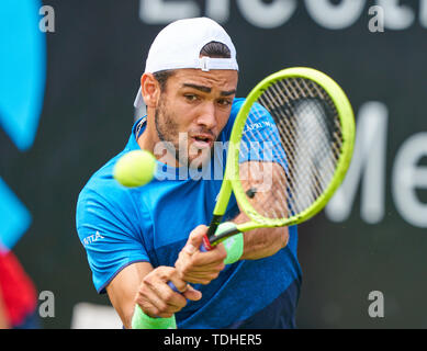 Stuttgart, Allemagne. 16 Juin, 2019. Matteo BERRETTINI (ITA) en action dans son match contre Felix AUGER-ALIASSIME (FRA) lors de la finale de l'ATP Tennis Mercedes Cup sur l'herbe à Stuttgart, le 16 juin 2019. Berrettini a gagné 6-4, 7-6 Crédit : Peter Schatz/Alamy Live News Banque D'Images