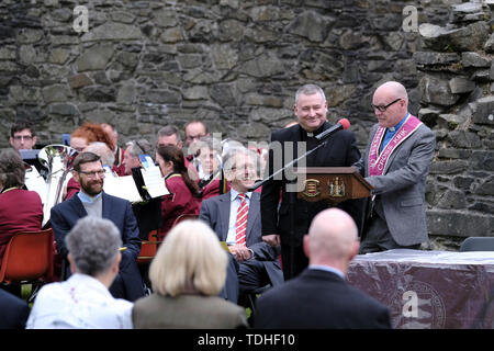 Peebles, Ecosse, Royaume-Uni. 16 juin 2019. Peebles Beltane Festival - Cross Kirk le début de Peebles, 2019 Festival Beltane le premier service à l'ancienne Croix Kirk, Peebles le dimanche 16 juin 2019 pour la circonscription de mars Peebles et Beltane Reine Festival. Fr. Anthony Lappin (Directeur) Rev. Barry Hughes (directeur) à la retraite. Musique par Peebles Burgh Silver Band. Crédit : Rob Gray/Alamy Live News Banque D'Images