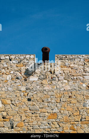 Canon de guerre sur un mur de château donnant sur une étendue d'eau.avec l'exemplaire de l'espace. Banque D'Images