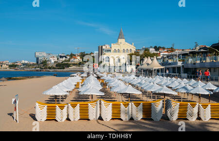 Estoril, Portugal - 10 juin 2019 : Promenade à Praia do plage de Tamariz à Estoril, une plage populaire avec une excellente infrastructure Banque D'Images