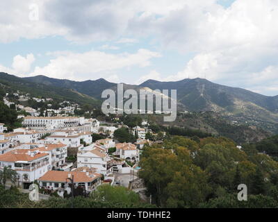 Paysage urbain d'Mijas ville à flanc de salon en Espagne avec ciel nuageux ciel bleu en 2019 journée de printemps chaud et ensoleillé sur avril. Banque D'Images