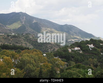 Zone de montagne vu de la ville Mijas européen en Espagne avec ciel nuageux ciel bleu en 2019 journée de printemps chaud et ensoleillé sur avril. Banque D'Images