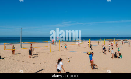 Cascais, Portugal - 10 juin 2019 : les jeunes femmes jouer au volley-ball sur la plage de Carcavelos, Portugal Banque D'Images