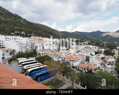 MIJAS, ESPAGNE 2019 avril : rues de la région de ville européenne à mountainside avec ciel nuageux ciel bleu ensoleillé chaud en journée de printemps. Banque D'Images