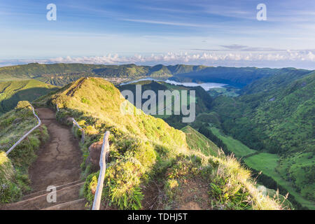 Le Portugal, l'archipel des Açores, l'île de São Miguel, Sete Cidades, Boca do Inferno, vue sur Lagoa Santiago et Lagoa Azul lacs de cratère Banque D'Images