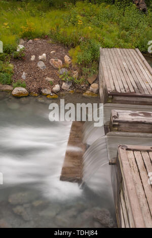 Portrait d'un aspect d'une longue exposition de l'eau s'écrouler une étape à la Liard Hot Springs, en Colombie-Britannique, au Canada, personne à l'image Banque D'Images