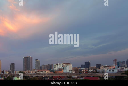 Nuages au coucher du soleil avant la pluie ciel bleu, blanc, orange, jaune et gris nuages dans Bangkok en saison des pluies Banque D'Images