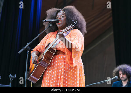 Oslo, Norvège - Juin 15th, 2019. La chanteuse et parolière Yola effectue un concert live au cours de la fête de la musique norvégienne Piknik i Parken 2019 à Oslo. (Photo crédit : Gonzales Photo - Stian S. Møller). Banque D'Images