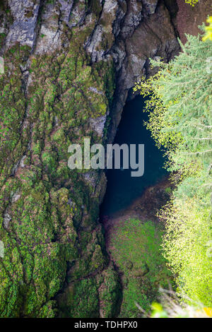 La Macocha avec lac, sinkhole dans le système de grottes du Karst morave, République Tchèque Banque D'Images