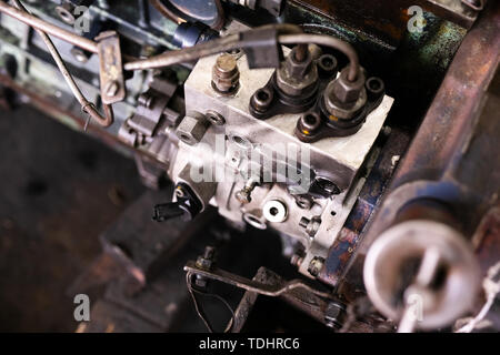 Mécanicien a ouvert la vanne de verrouillage de mécanisme. Démonter le bloc-moteur du véhicule. Ancienne capitale du moteur de réparation. Service de voiture concept. Banque D'Images