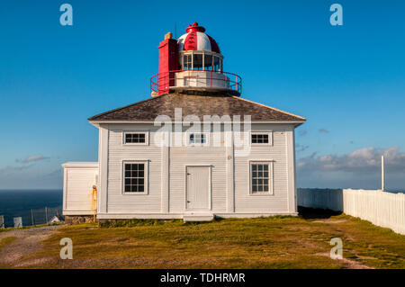 Le phare du cap Spear construit en 1836 est le plus ancien phare de Terre-Neuve. Comprend la lumière sur le haut de la place maison de l'éclusier. Banque D'Images