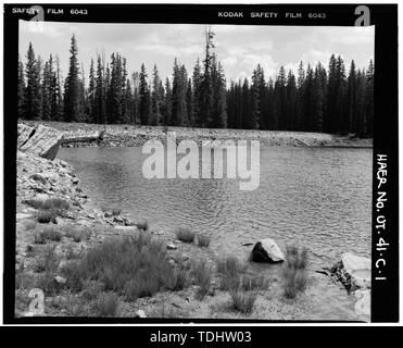 Vue d'ENSEMBLE DU LAC ET DU BARRAGE, montrant face amont, en regardant vers le sud - haute montagne barrages dans l'unité de Bonneville, Duck Lake Dam, forêt nationale de Wasatch, Kamas, Comté de Summit, UT ; Timpanogas Irrigation Company ; Union Reservoir Company Banque D'Images