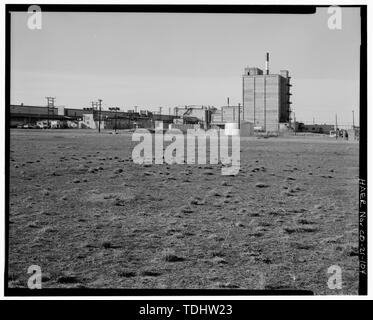 Vue d'ENSEMBLE DE L'USINE, USINE DE FABRICATION AVEC GO (bâtiment 1501) AU CENTRE DROIT. Vue DE NORD-OUEST. - Rocky Mountain Arsenal, délimité par quatre-vingt-sixième Avenue et cinquante-sixième Avenue, Buckley Road, Quebec Street et Colorado Highway 2, Commerce City, comté d'Adams, CO Banque D'Images