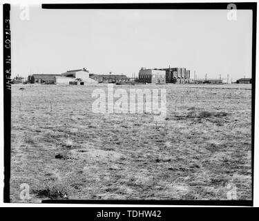 Vue d'ENSEMBLE DE L'USINE DU SUD À PARTIR DE DÉCEMBRE 7TH AVENUE. Vue DE SUD-OUEST. - Rocky Mountain Arsenal, délimité par quatre-vingt-sixième Avenue et cinquante-sixième Avenue, Buckley Road, Quebec Street et Colorado Highway 2, Commerce City, comté d'Adams, CO Banque D'Images