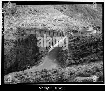 Vue d'ENSEMBLE EN AMONT DU BARRAGE, montrant, crête du barrage déversoir POUR RINGGATE AVEC TUNNEL DE SORTIE À DROITE. Vue vers le nord-est. - Owyhee barrage, à travers Owyhee River, Nyssa, comté de Malheur, ou Banque D'Images