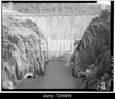 Vue d'ENSEMBLE EN AMONT DU BARRAGE, montrant, VALVEHOUSE PORTAIL DU TUNNEL DE SORTIE (À GAUCHE) ET DE LA CENTRALE (à droite). Vue de sud. - Owyhee barrage, à travers Owyhee River, Nyssa, comté de Malheur, ou Banque D'Images