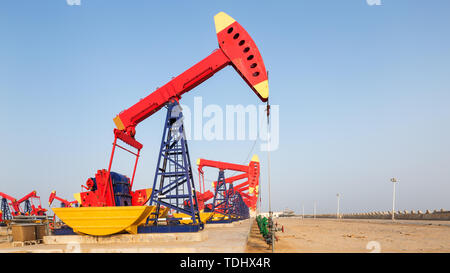 Voir de nombreuses unités de pompe avec oilfield Banque D'Images