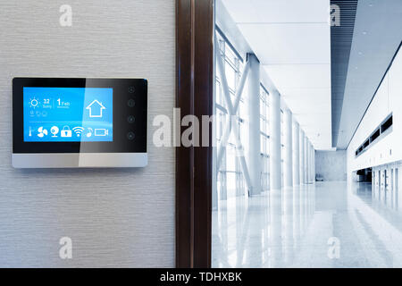 Avec l'écran smart smart home avec hall moderne Banque D'Images