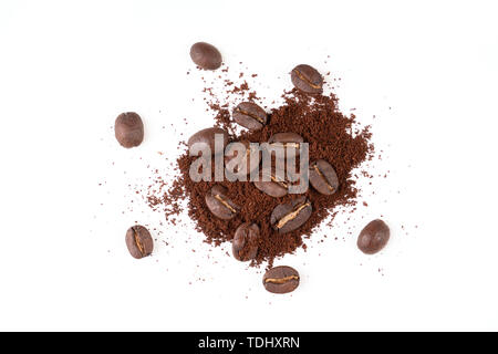 Grain de café torréfié de poudre isolé sur fond blanc Banque D'Images