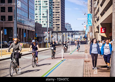 Toronto, Canada - 0520 2018 : des pistes cyclables au centre-ville de Toronto sont très en demande auprès des Torontois. Faire du vélo le long de centre-ville de rend Banque D'Images