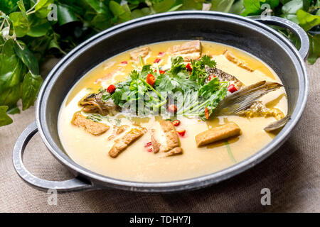 Une cuisine traditionnelle chinoise tête de poisson ragoût de tofu Banque D'Images