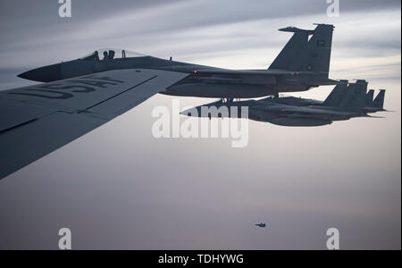 Arabie Royal Air Force F-15C Eagles volent en formation avec le U.S. Air Force F-15Cs dans la zone de responsabilité, le 2 juin 2019. Le vol était effectué dans le cadre d'un vaste effort pour continuer de bâtir les relations militaires et l'interopérabilité. (U.S. Photo de l'Armée de l'air par le sergent. Keifer Bowes) Banque D'Images