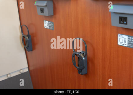 Shinkansen Akita Komachi, de l'intérieur de sièges en classe standard de E6 Series Shinkansen bullet train super express à la Gare de Ueno au Japon Banque D'Images