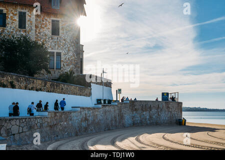 Cascais, Portugal - 10 juin 2019 : Promenade à une plage de sable fin à Cascais près de Lisbonne, Portugal au cours de l'été. Cette plage est connue sous le nom de Praia da Conc Banque D'Images