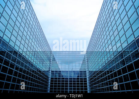 Bâtiment moderne d'affaires futuriste avec façade en verre. Banque D'Images