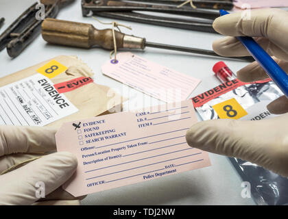 Expert de la police écrit à propos des preuves de l'étiquette numéro, divers tests de laboratoire matériel médico-légale, conceptual image Banque D'Images