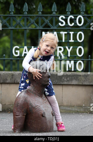 Phoebo Chisholm, 3, examine de plus près l'homme 'Goma' l'un des six chiffres fer grandeur de l'artiste Antony Gormley qui fait partie de l'installation '6 fois' qui marque un parcours le long de l'eau Eau d'Édimbourg de Leith à partir de la Scottish National Gallery of Modern Art à la mer à Leith Docks. Banque D'Images